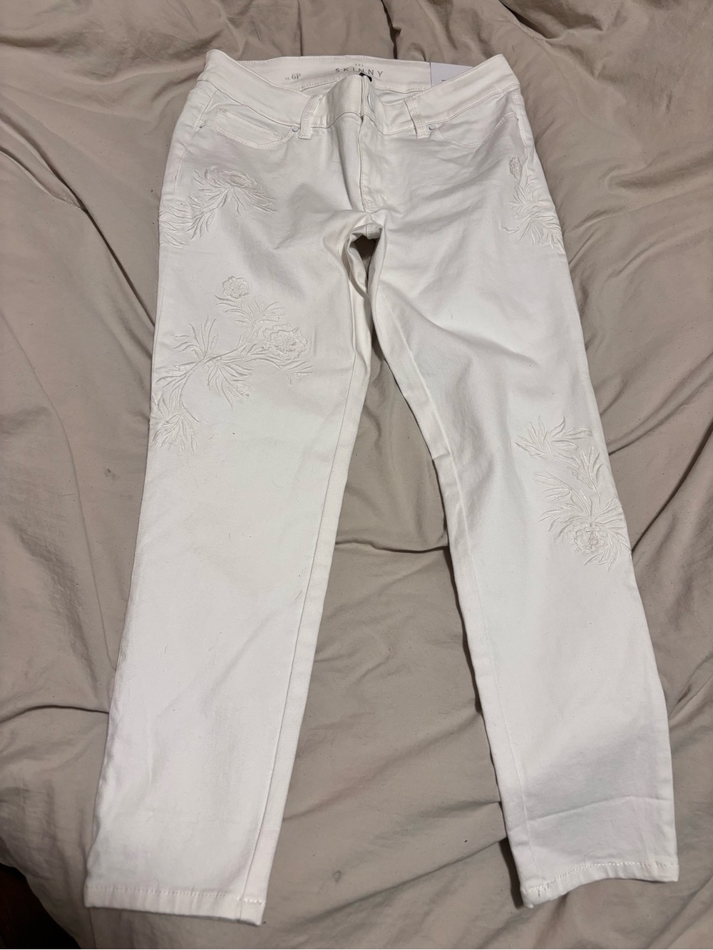 White House black market 6 P the skinny crop flower white jeans